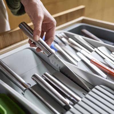 Розсувний органайзер для столових приборів, гаджетів і ножів DrawerStore™ 8500015